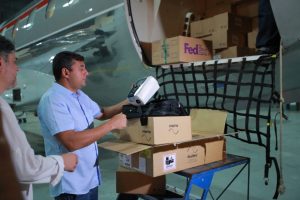 Imagem da notícia - Wilson Lima recebe novo carregamento de respiradores, no aeroporto de Manaus