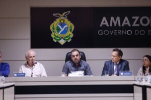 Governador Roberto Cidade anuncia antecipação da primeira parcela do 13º salário para 23 …