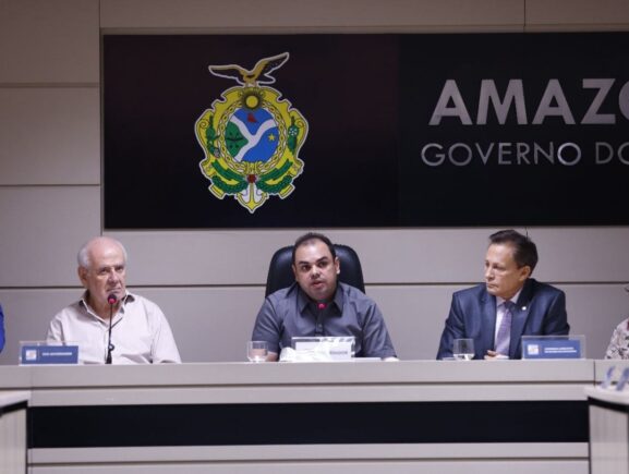 Governador Roberto Cidade anuncia antecipação da primeira parcela do 13º salário para 23 …